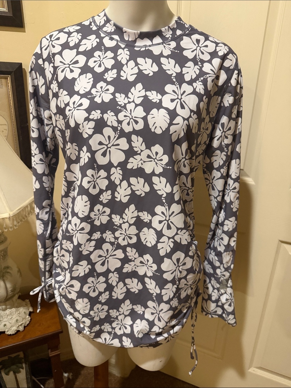 Ocean Lily Women’s Gray Floral Long-Sleeve Maternity Swim Top. Ruched sides. L
